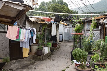 Khu ổ chuột rách nát khó tin giữa lòng Seoul hoa lệ