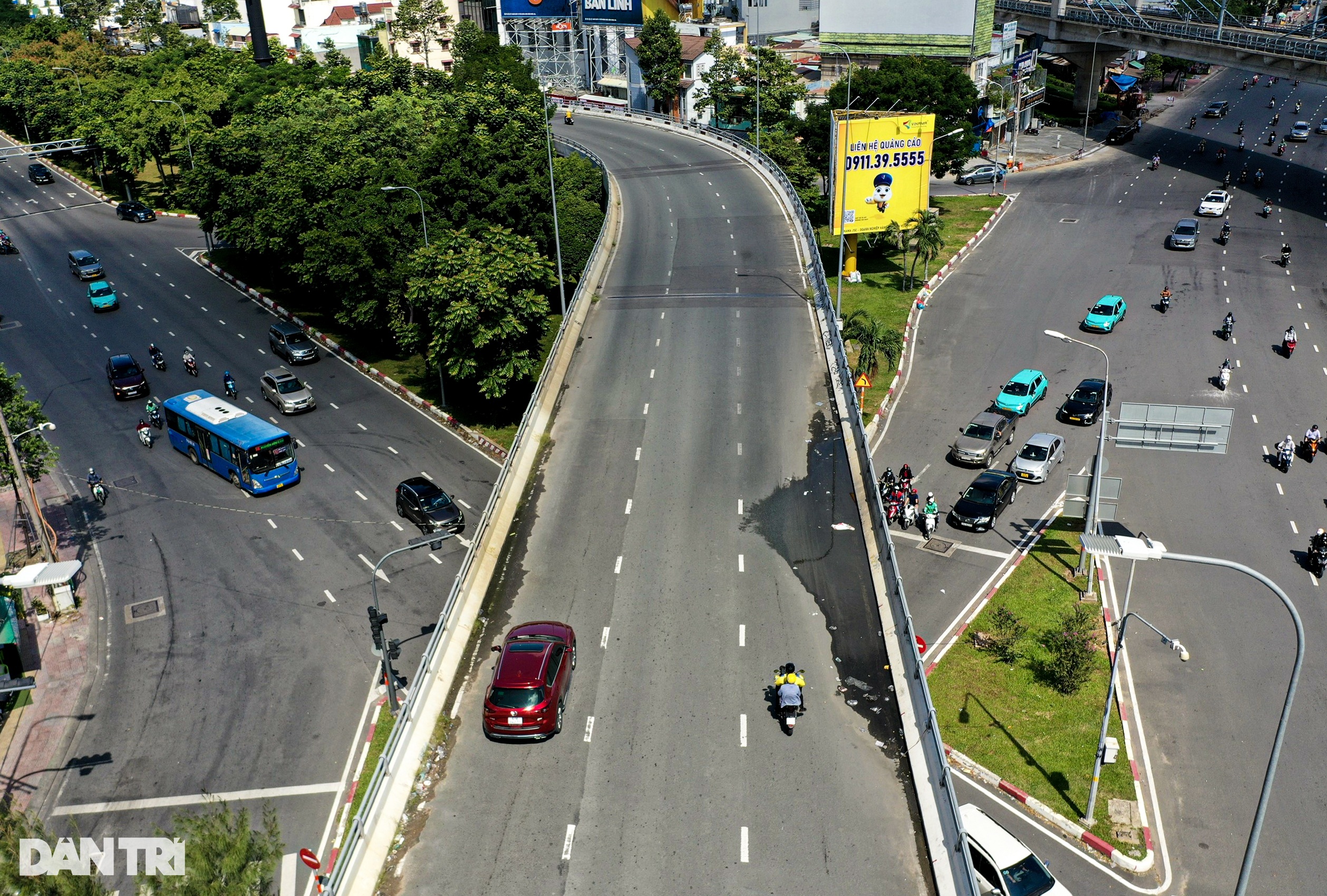 Cầu vượt Nguyễn Hữu Cảnh lại bị lõm mặt, đọng nước sau gần 2 năm sửa chữa - 1