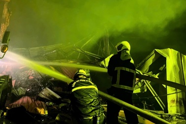 60 cảnh sát dập tắt vụ cháy nhà xưởng ở Hà Nội