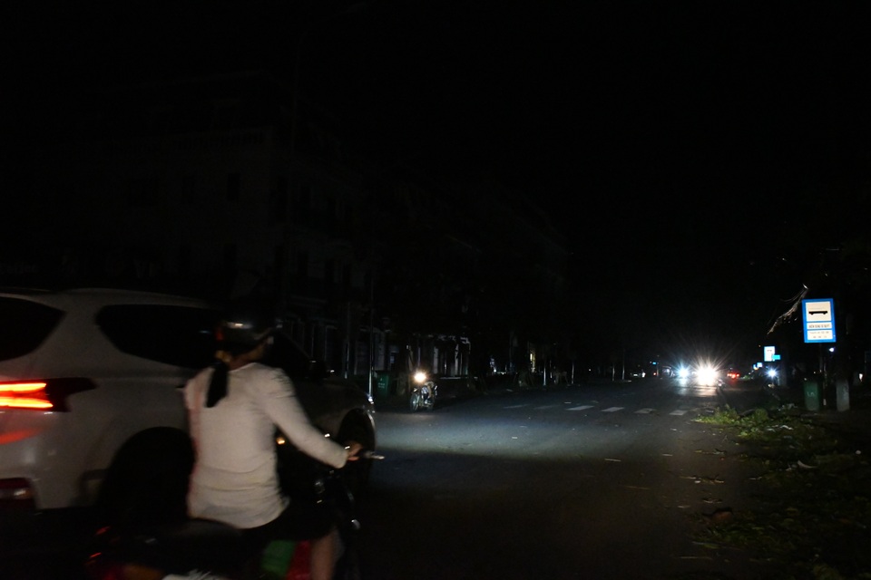 Quảng Ngãi ngổn ngang, chìm trong bóng tối sau bão số 9 - 7 Quảng Ngãi ngổn ngang, chìm trong bóng tối sau bão số 9 - 7