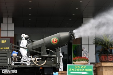 Quân đội phun hóa chất sát khuẩn quanh Bệnh viện Bệnh Nhiệt đới TW cơ sở 2