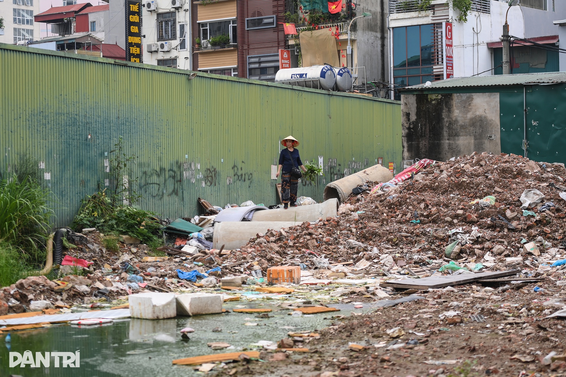 600m đường vào Đại học Hà Nội ngổn ngang vật liệu, dân than trời vì ô nhiễm - 8 600m đường vào Đại học Hà Nội ngổn ngang vật liệu, dân than trời vì ô nhiễm - 8