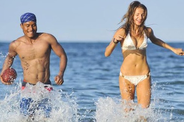 Siêu mẫu Nga nóng bỏng trên biển cùng tài tử phim “Hương Ga”