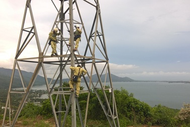 Lên giữa tầng mây để bảo vệ dòng diện xuyên suốt mùa mưa lũ