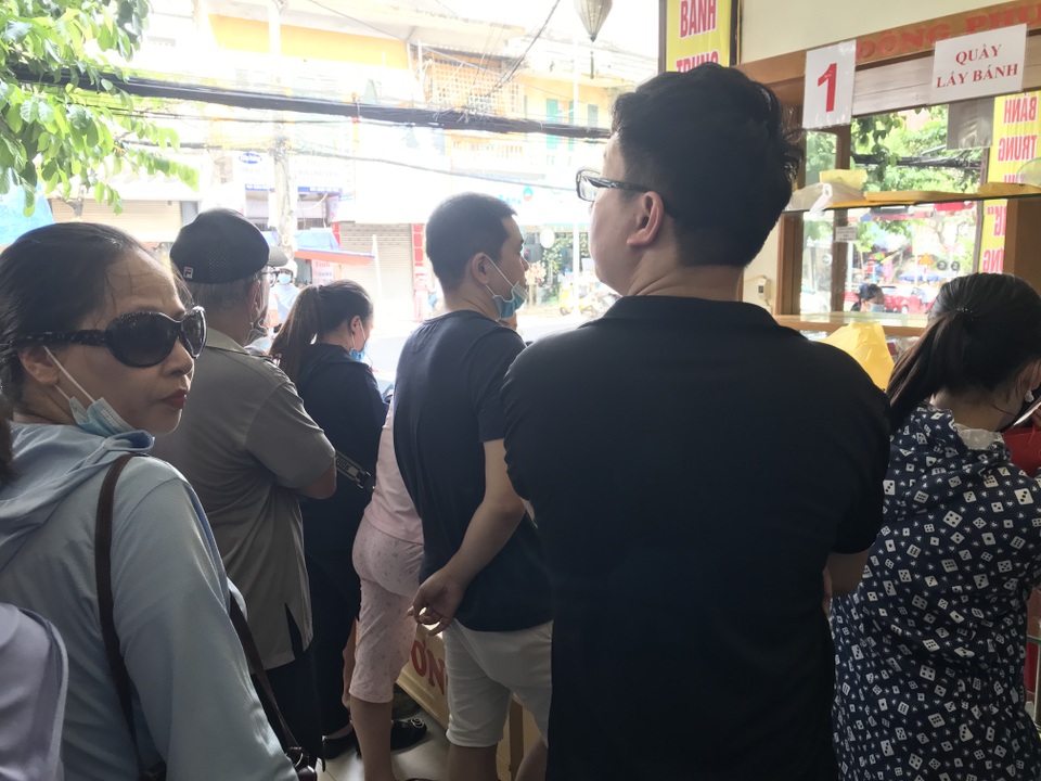 Dân Thủ đô dậy từ 5 giờ sáng, bắt tàu hỏa đi Hải Phòng mua bánh trung thu - 2 Dân Thủ đô dậy từ 5 giờ sáng, bắt tàu hỏa đi Hải Phòng mua bánh trung thu - 2