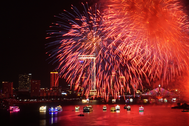 Máy bay tăng chuyến, khách sạn kín phòng trước "giờ G" chung kết pháo hoa