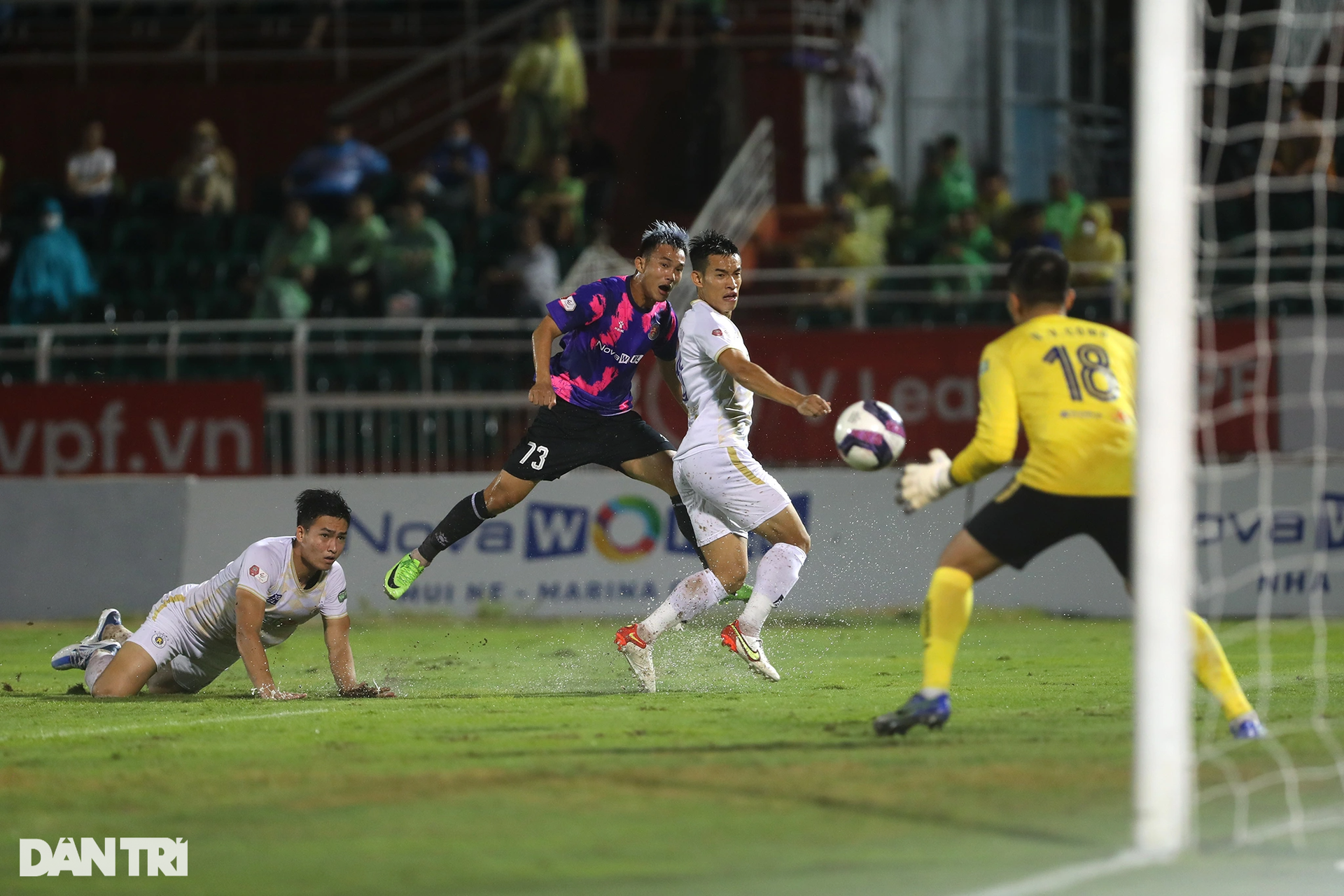 Thủy chiến trên sân Thống Nhất, CLB Hà Nội suýt thất bại trước Sài Gòn FC - 11 Thủy chiến trên sân Thống Nhất, CLB Hà Nội suýt thất bại trước Sài Gòn FC - 11