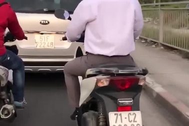 Bật đèn khẩn cấp là ô tô có quyền đi vào làn xe máy?