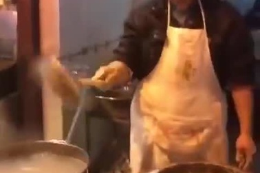 Đầu bếp trổ tài tung hứng và cái kết bất ngờ