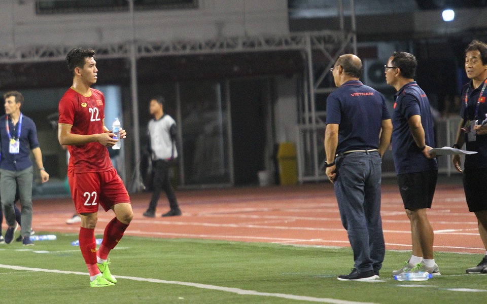 Tiến Linh tập tễnh khiến HLV Park Hang Seo lo lắng - 8 Tiến Linh tập tễnh khiến HLV Park Hang Seo lo lắng - 8