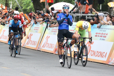Giải xe đạp xuyên Việt: Trần Tuấn Kiệt giành áo xanh từ tay Petr Rikunov
