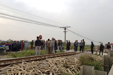 Băng qua đường ngang dân sinh, 2 người bị tàu đâm tử vong