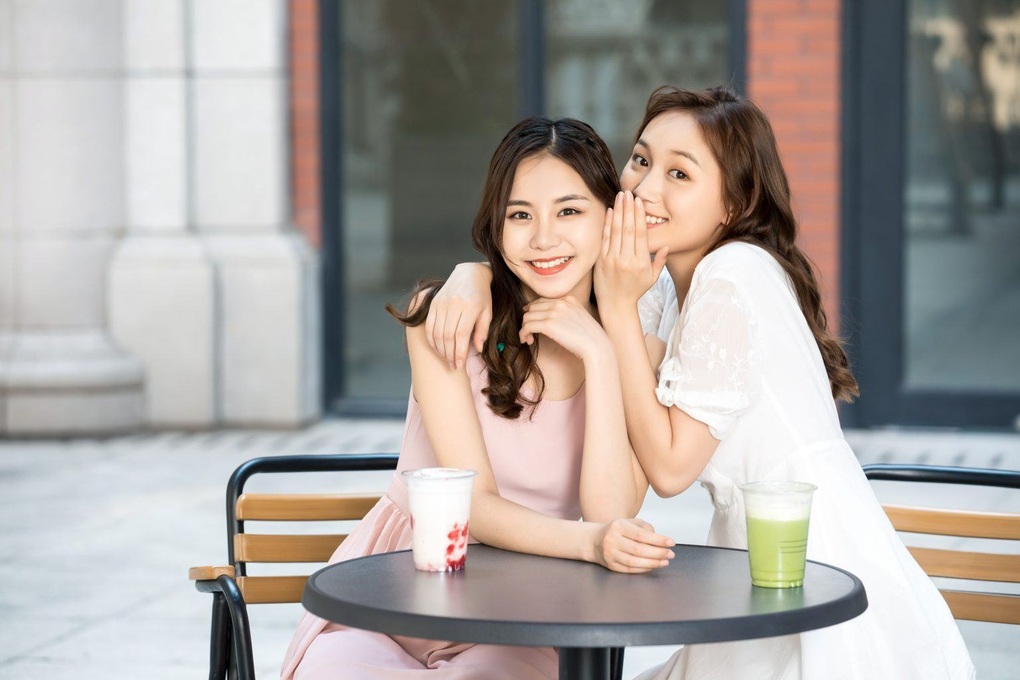 4 cô gái lạ bỗng dưng xuất hiện, buổi hẹn đầu của tôi thành buổi hẹn cuối - 1 4 cô gái lạ bỗng dưng xuất hiện, buổi hẹn đầu của tôi thành buổi hẹn cuối - 1