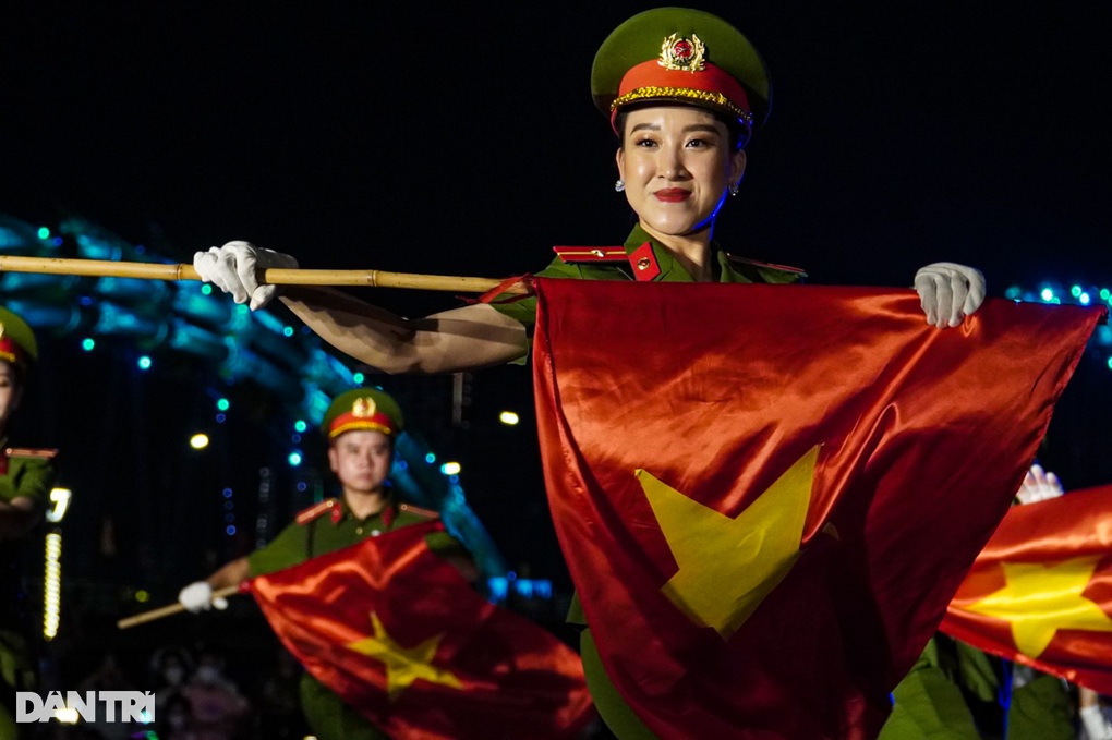 Mãn nhãn với đoàn quân nhạc biểu diễu trên đường phố Đà Nẵng - 4 Mãn nhãn với đoàn quân nhạc biểu diễu trên đường phố Đà Nẵng - 4