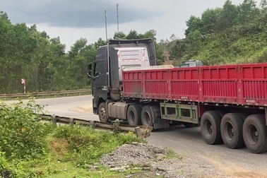 Lưu lượng xe đầu kéo gia tăng trên quốc lộ 49