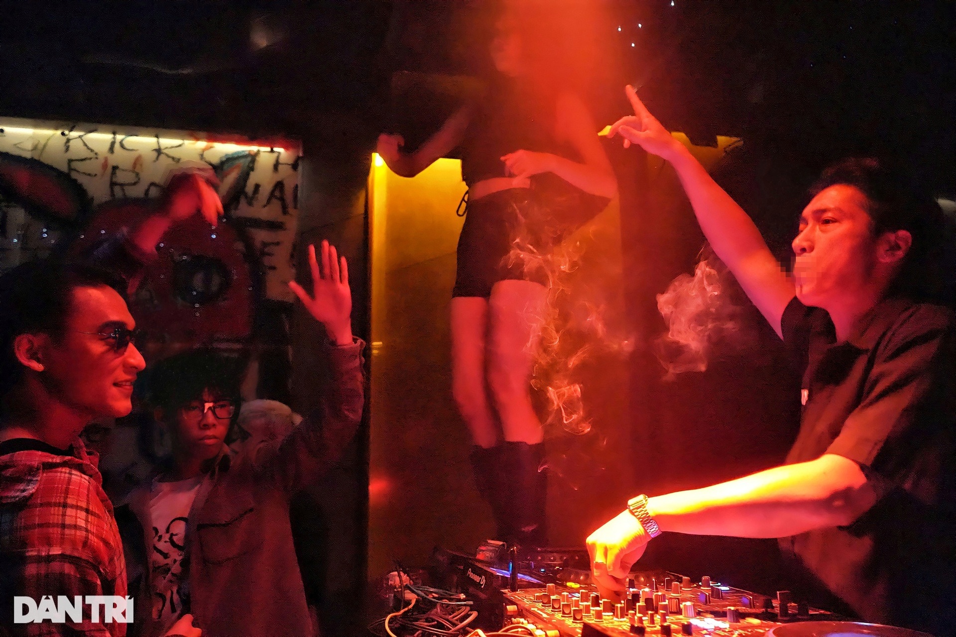 Giới trẻ Hà Nội xuyên đêm quẩy hết mình trong ngày đầu quán bar mở lại - 6 Giới trẻ Hà Nội xuyên đêm quẩy hết mình trong ngày đầu quán bar mở lại - 6
