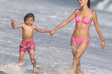 Dáng vóc đáng ngưỡng mộ của siêu mẫu "hai con" Alessandra Ambrosio