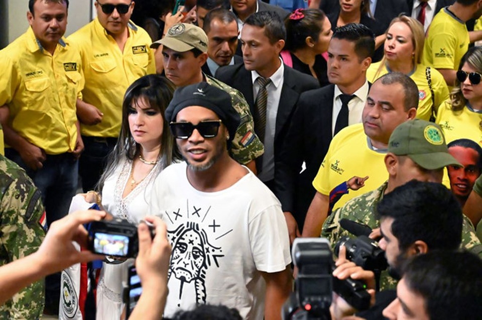 Ronaldinho đối mặt nguy cơ ngồi tù 6 tháng vì dùng hộ chiếu giả - 2 Ronaldinho đối mặt nguy cơ ngồi tù 6 tháng vì dùng hộ chiếu giả - 2