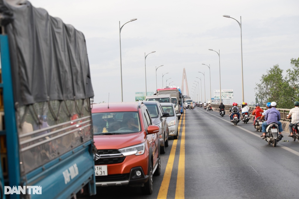 Người dân đổ xô về quê, cầu Rạch Miễu ùn ứ dài - 5 Người dân đổ xô về quê, cầu Rạch Miễu ùn ứ dài - 5