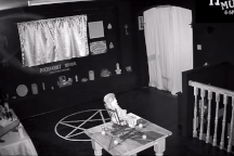 "Lạnh gáy" búp bê "đáng sợ" nhất nước Anh tự đung đưa ghế trong bảo tàng