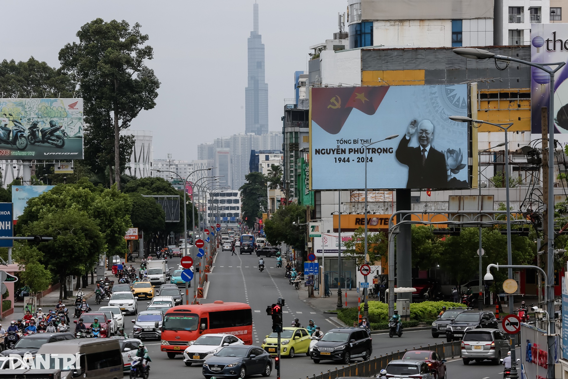 Đường phố TPHCM treo cờ rủ tưởng nhớ Tổng Bí thư Nguyễn Phú Trọng - 12 Đường phố TPHCM treo cờ rủ tưởng nhớ Tổng Bí thư Nguyễn Phú Trọng - 12