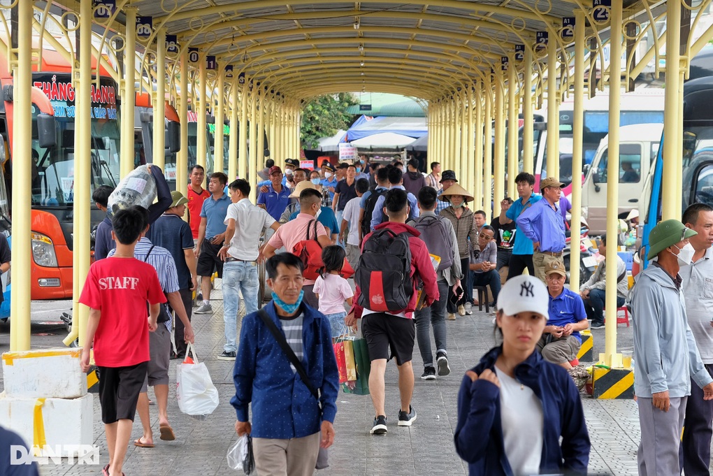 Người dân đổ về quê sớm, cửa ngõ Thủ đô ùn ứ từ trưa - 11 Người dân đổ về quê sớm, cửa ngõ Thủ đô ùn ứ từ trưa - 11