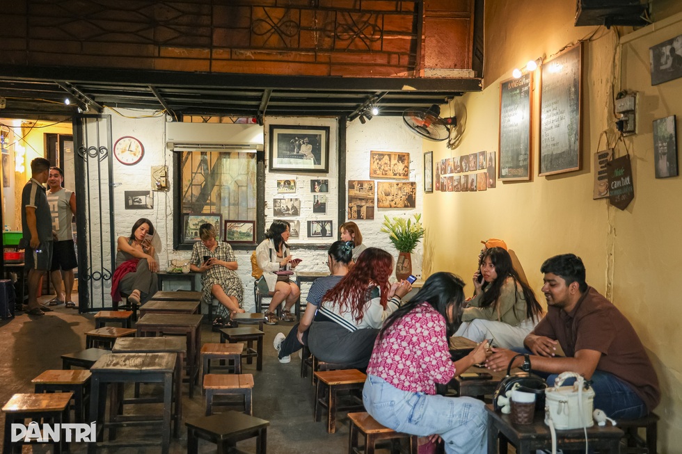 Hà Nội: Quán cà phê 30 năm, khách phải khom lưng, cúi mình vào uống - 5 Hà Nội: Quán cà phê 30 năm, khách phải khom lưng, cúi mình vào uống - 5