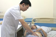 Người phụ nữ ngất xỉu khi xuống xe khách, bị vỡ thai ngoài tử cung