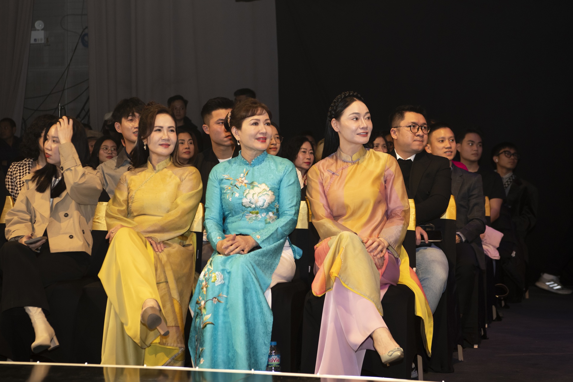 NSND Minh Hòa, Hòa Minzy xúc động khi ghi hình Gala Việc tử tế Tết 2025 - 9 NSND Minh Hòa, Hòa Minzy xúc động khi ghi hình Gala Việc tử tế Tết 2025 - 9