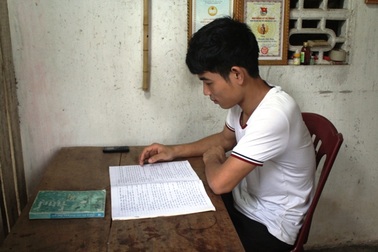 Khâm phục nghị lực cậu học trò nghèo giỏi Văn