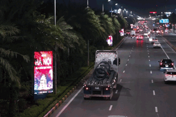 Hà Nội: Biển quảng cáo LED chói mắt tài xế trên đường vào Nội Bài
