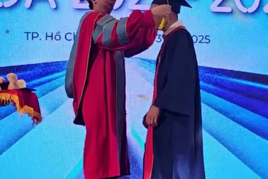 Tân khoa Nguyễn Duy Khang bật khóc khi được trao bằng tốt nghiệp