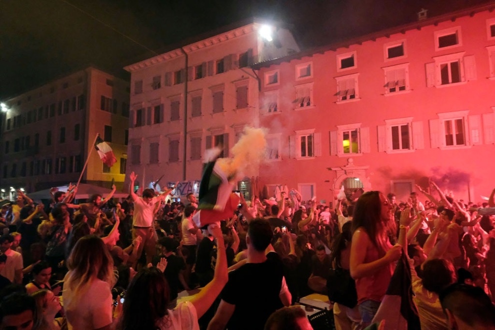Cổ động viên Italia đi bão ăn mừng đội nhà vô địch Euro - 11 Cổ động viên Italia đi bão ăn mừng đội nhà vô địch Euro - 11