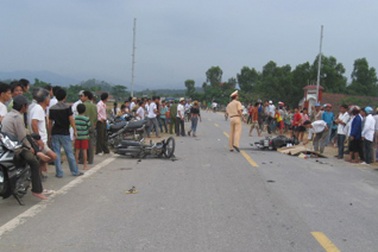 Xe máy đấu đầu, 4 người thương vong 