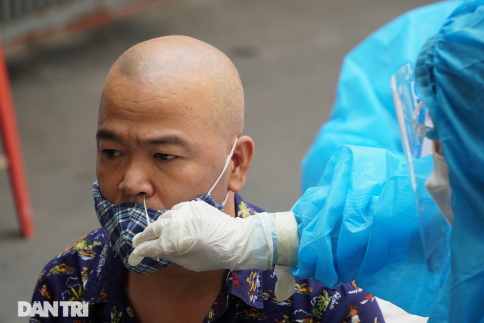 Xét nghiệm nhanh Covid-19 cho gần 4.000 người dân Thủ đô ở quận Tây Hồ - 4 Xét nghiệm nhanh Covid-19 cho gần 4.000 người dân Thủ đô ở quận Tây Hồ - 4