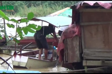 Bãi giữa sông Hồng ngập trắng vì nước lớn, xóm chài dạt vào bờ