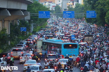 Nhìn lại việc thí điểm phân làn đường Nguyễn Trãi