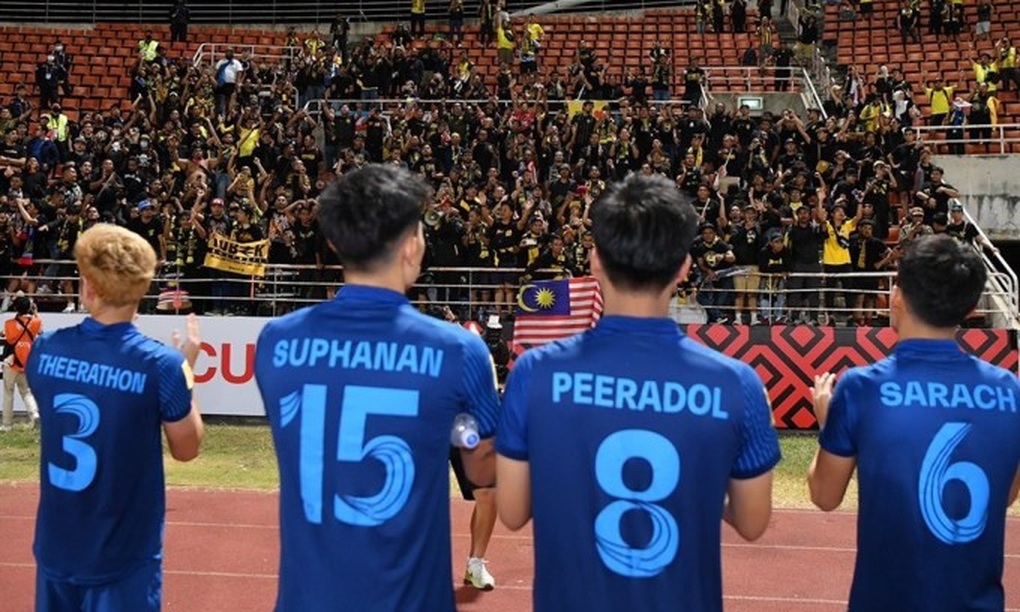CĐV Malaysia hát mừng Thái Lan, mong Voi chiến đánh bại tuyển Việt Nam - 1 CĐV Malaysia hát mừng Thái Lan, mong Voi chiến đánh bại tuyển Việt Nam - 1