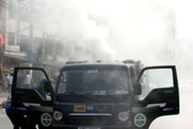 Hà Nội: Xe tải chở gas bốc cháy trên đường