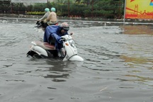 Cây đổ đè chết người, nước bủa vây trong cơn mưa tầm tã