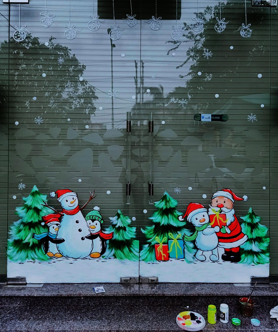 Ông già Noel hân hoan bay trên cửa kính, xin luôn chủ quán 2 triệu đồng - 3 Ông già Noel hân hoan bay trên cửa kính, xin luôn chủ quán 2 triệu đồng - 3