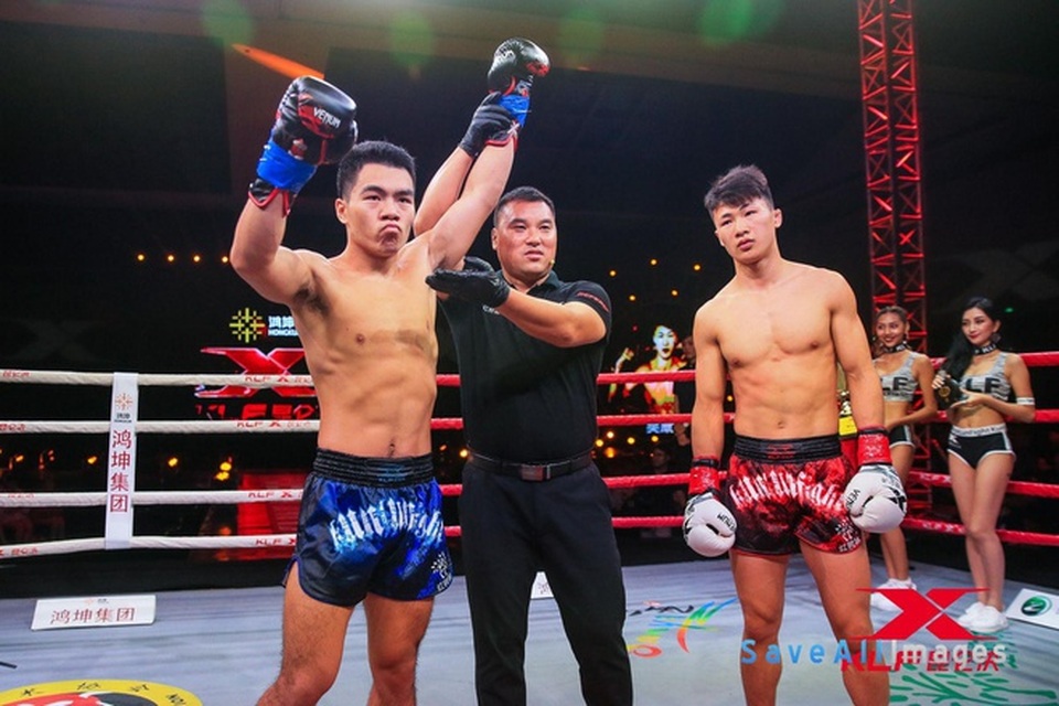 Dùng chiêu “đánh lén”, võ sĩ Trung Quốc hạ gục đối thủ sau 1 giây - 1 Dùng chiêu “đánh lén”, võ sĩ Trung Quốc hạ gục đối thủ sau 1 giây - 1