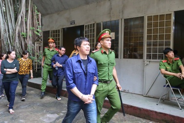 Nguyên CSGT nhận hàng trăm triệu tiền hối lộ lãnh án