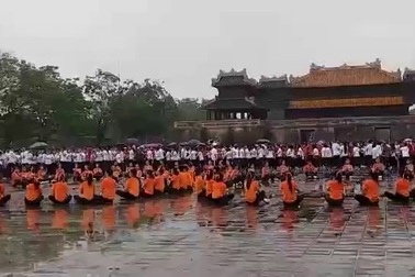 Các bạn sinh viên Huế bất chấp thời tiết, nằm nhảy dưới sân để “quẩy” hết mình cùng ngày hội