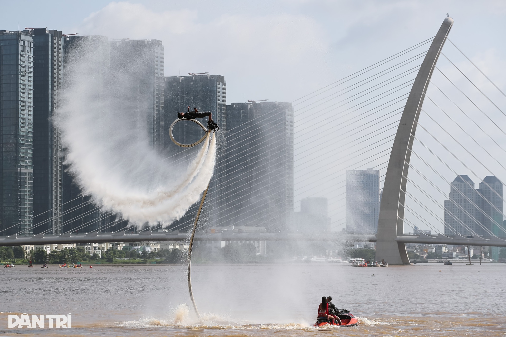 Công an, quân đội đua thuyền rồng sôi nổi tại Lễ hội sông nước TPHCM - 6