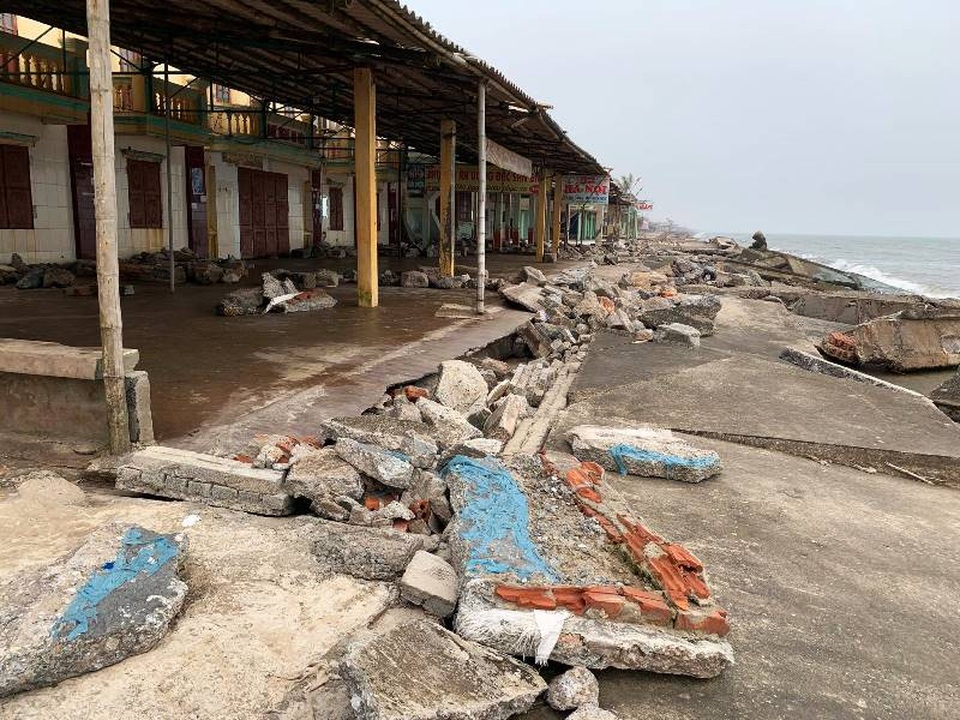 Phố du lịch biển đóng băng vì bờ kè tan nát - 3 Phố du lịch biển đóng băng vì bờ kè tan nát - 3