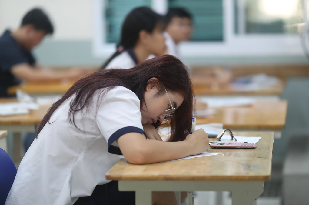 Đề thi ngập drama, tiến sĩ cũng rối não chỉ dám nhận 5-6 điểm - 3 Đề thi ngập drama, tiến sĩ cũng rối não chỉ dám nhận 5-6 điểm - 3