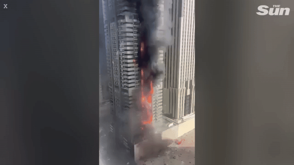 Dubai: Chung cư 67 tầng bị lửa lớn nuốt chửng, 4.000 người tháo chạy - 1 Dubai: Chung cư 67 tầng bị lửa lớn “nuốt chửng”, 4.000 người tháo chạy