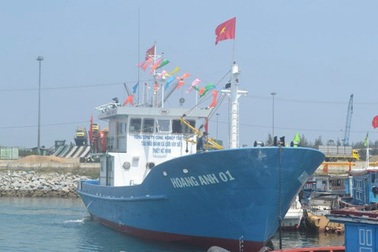 Ngư dân xúc động tiếp nhận tàu cá vỏ thép đầu tiên