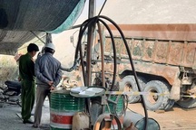 Ngó đầu kiểm tra khi thùng ben đang hạ, chủ xe bị đè tử vong